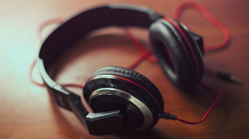 headphones-407190_1920.jpg