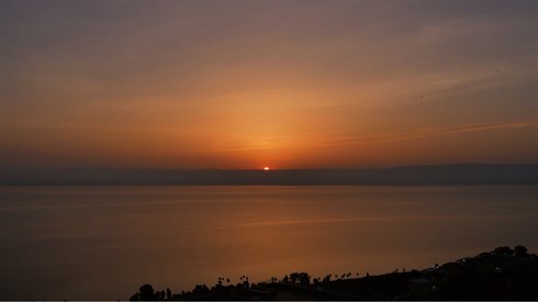 זריחה מעל הכנרת