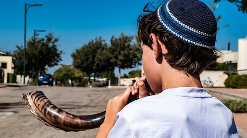 ילד עם שופר