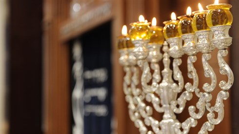 עודד ברעם נר שמיני של חנוכה בישיבה (1).JPG