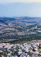 מבט על שומרון העתיקה, הגבעה הנמוכה מצד שמאל, ליד הכפר הערבי סבסטיה