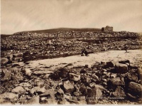 ההר בשנת 1913 - מבט מ"גבעת עולם" - ללא שינוי עד 2007 - (עליו כורע ברך השומרוני, מימין "תל א-רס" (בטרם נלקחו האבנים שהיו בו) משמאל קבר שי"ח ע'נם - מקור: הויקיפדיה הפולנית
