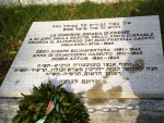 מצבת זיכרון בחצר בית הכנסת לזכר שלושת בני פירנצה שנפלו במלחמת השחרור - בתמונה נראה זר פרחים על לוח הזיכרון מטעם ממשלת איטליה.