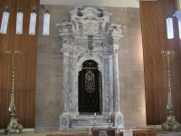 ארון הקודש כיום. שני הפמוטים נמצאים משני צדדיו: מקור התמונה - הויקיפדיה העברית, צילם - משתמש:נת- ה-