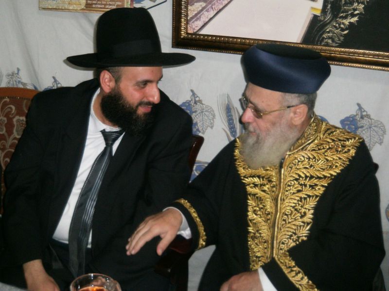 קובץ:Rabbi Yaniv Aziz with Rabbi Yitzchak Yosef.jpg