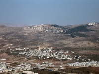 מזרחה - צפון עמק המכמתת - על הפסגה התנחלות אלון מורה