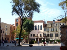 הככר המרכזית בגטו החדש. בצד שמאל של התמונה נמצא המוזיאון ובית הכנסת האשכנזי