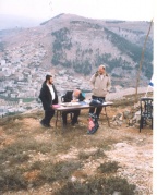 תצפית על הר גריזים מפיסגת הר עיבל - שנת 2000 - בתמונה: כתיבת ספר יהושע על מגילת קלף בהר עיבל, ניתן לראות את העיר שכם המשתרעת למרגלות ההר מול קבר יוסף, ואחריה הר גריזים - האדם העומד בצד ימין הוא ר' הלל ליברמן שנרצח בדרכו לקבר יוסף בשכם.