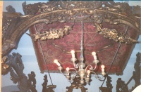 התקרה מעל הבמה במרכז בית הכנסת