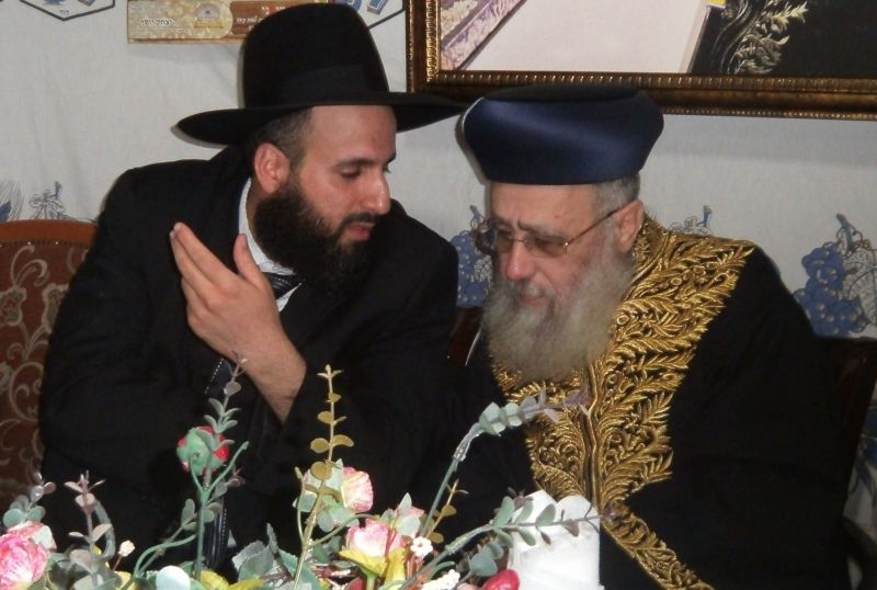 קובץ:Rabbi Yitzchak Yosef with his prominent student Rabbi Yaniv Aziz.jpg